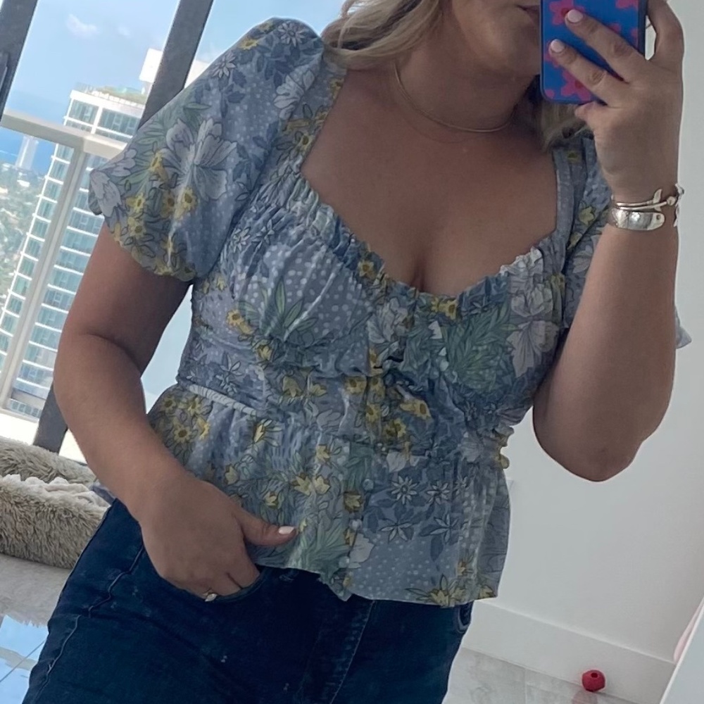 ASTR blue floral puff sleeve top